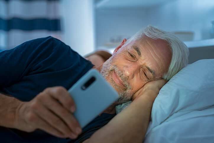 Keep Your Eyes Off Screens to Avoid Sleep Procrastination